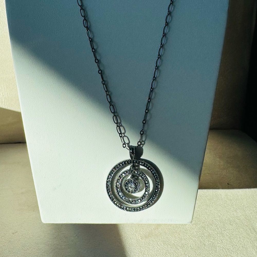 💚 Liz Claiborne Black Midnight with Sparkling Stones Pendant Necklace 15”